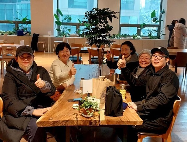 정토사회문화회관에서(맨 왼쪽이 김지안 님) 정토사회문화회관에서(맨 왼쪽이 김지안 님)