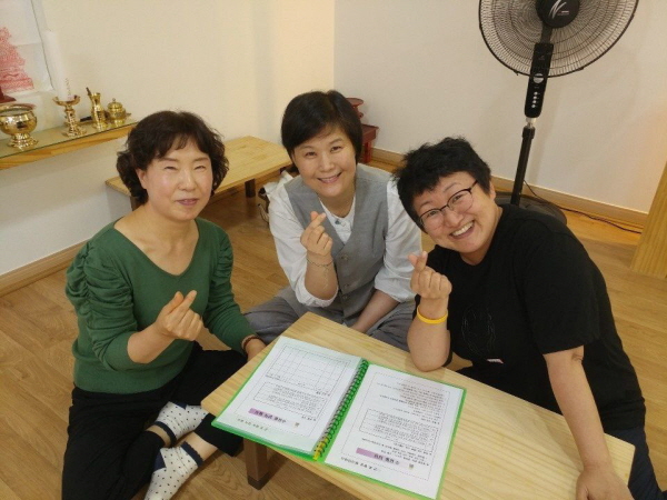 도반과 주 1일 봉사 안내(가운데 문은미 님)