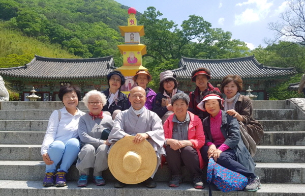 유수스님과 ‘연화회’ 도반들과 함께 – 앞줄 오른쪽에서 두 번째가 이경녀 님