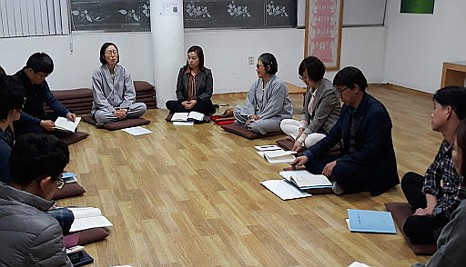 불교대학 수업 후 나누기 하는 모습 (중간의 법복 입은 주인공)