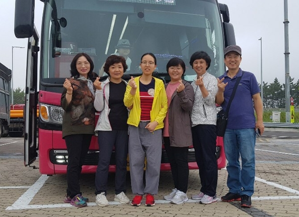 2019 통일체육축전(오른쪽 첫 번째 박영구 님, 오른쪽 두 번째 정영순 님)