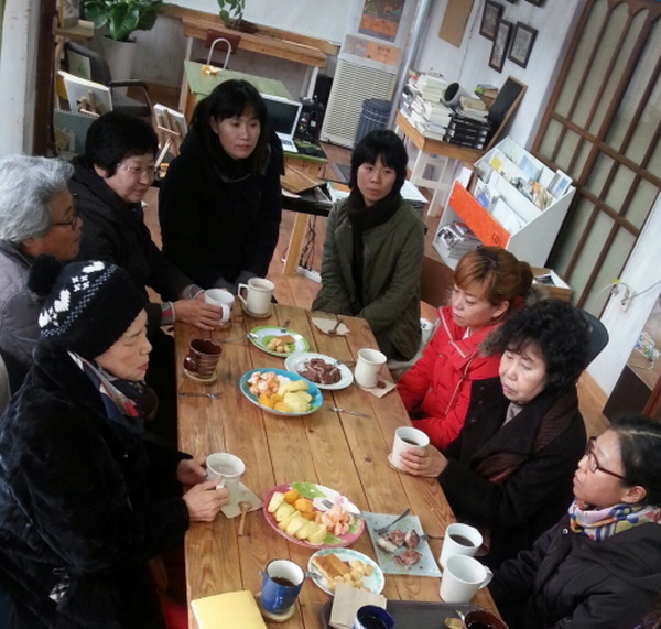인제 기획법회 후 나누기 시간의 진지한 모습. 왼쪽에서 네 번째 최근영 보살님, 그 옆이 천강희 관장님~^^