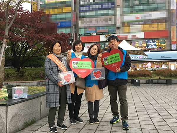 왼쪽 두번째가 김영희, 오른쪽 첫번째가 문호일 님