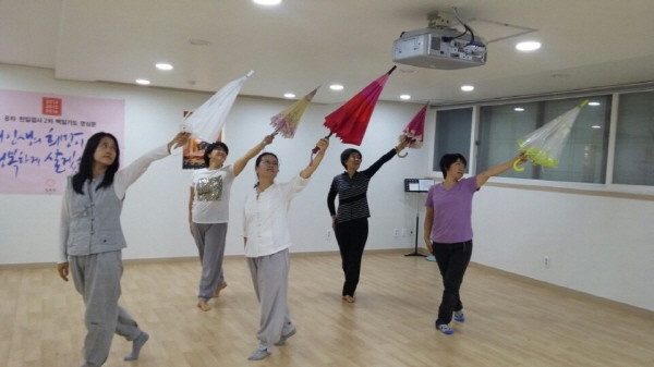 오, 뭔가 작품이 되갑니당! 우산 돌리기가 손에 익을 때까지 돌리고 돌리고 돌리고...