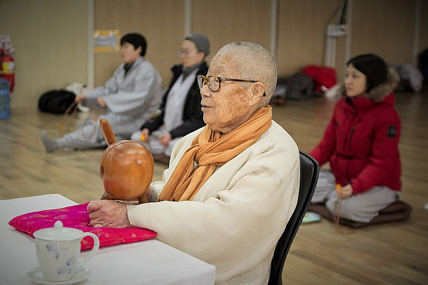 36기 백일 출가 행자들 목탁바라지하고 있는 자행 스님