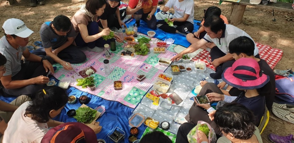 동그랗게 둘러앉아 맛있게 냠냠