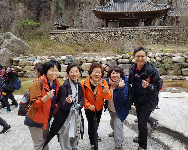 선유동 연수원 개원식 때 월광법사님과  (맨 오른쪽 옥윤봉 님)