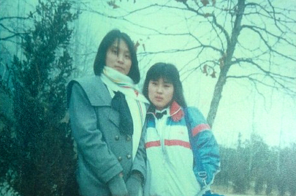 산업체 고등학교 시절 친구와 함께 윤나은 님(왼쪽)