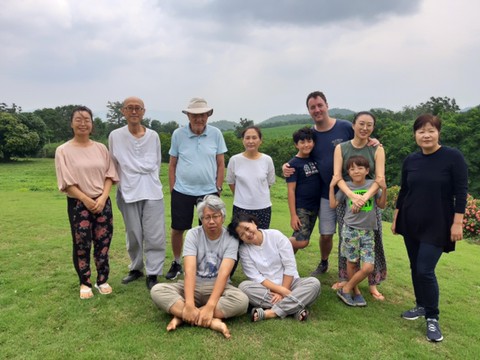 1박 2일 야외 법회를 마치고 (뒷줄 왼쪽 부터 박동주 님, 우명근 님, 곽안숙 님 부부, 김선영 님 가족 네명, 성미연 님, 앞줄 황소연 님 부부)