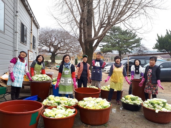 두북에서 김장 봉사(오른쪽에서 세 번째)