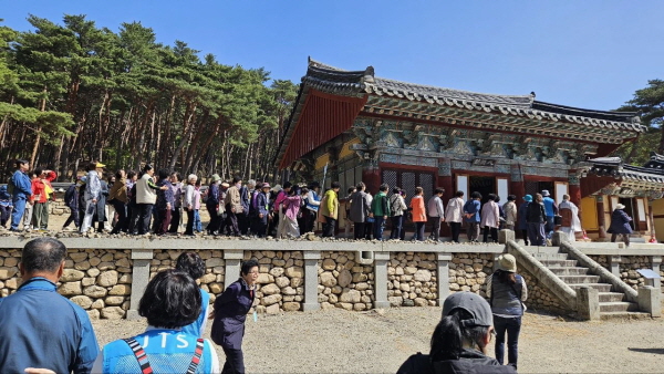 경내 이곳저곳을 둘러보는 중 경내 이곳저곳을 둘러보는 중