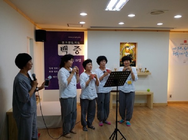 1학기 방학식에 오카니라 연주하는 도반들 ^*^