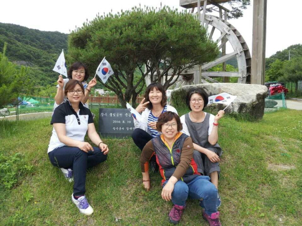 2014년 장수 죽림정사 백용성조사 탄생 150주년 기념식. 태극기를 흔들어 봅니다~. 맨 오른쪽이 이윤선 보살님^^