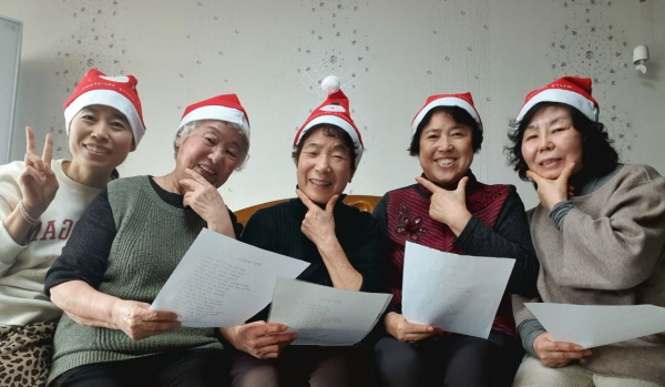 2021년 12월 연화회 회원들과 송년법회 공연 준비 (왼쪽 첫 번째)
