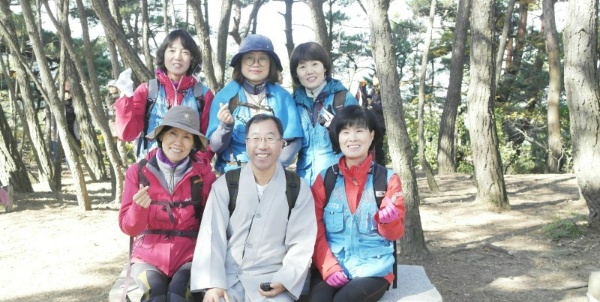 남산순례 중(뒷줄 오른쪽이 서주연 님)