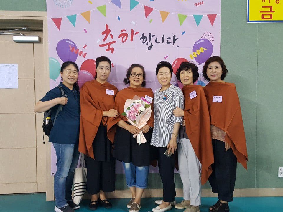 불교대학 졸업식 학생들과 함께(오른쪽에서 세 번째)