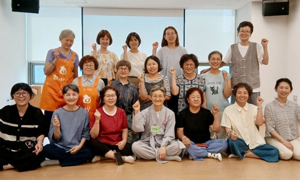 2025. 7. 성동지회 도반들과 서초 도량청정 봉사(둘째 줄 오른쪽 세 번째 김병숙 님) 2025. 7. 성동지회 도반들과 서초 도량청정 봉사(둘째 줄 오른쪽 세 번째 김병숙 님)