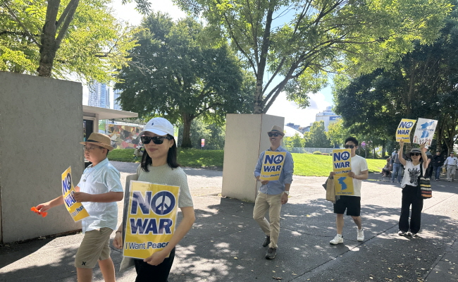 “No War” “I Want Peace” 피켓을 들고 행진
