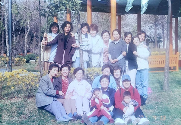 2002년 지원팀 엠티 후 공양간 봉사자와(앞줄 왼쪽에서 두 번째)