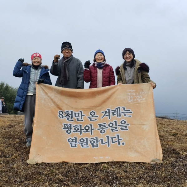 사천왕사지 기도 후 도반들과(오른쪽에서 두 번째 정경례 님)