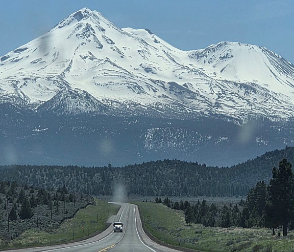 김지은님 사는 도시 레딩(Redding) 인근에 있는 샤스타 산(Mt. Shasta)