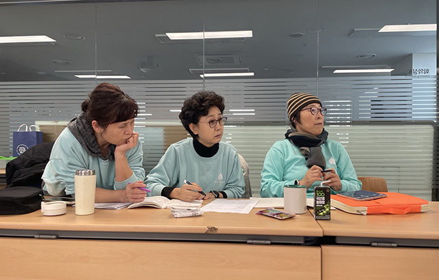 씨앗 소장 교육 중(가운데가 김순혜 님)