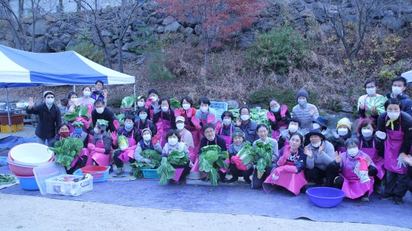 김장 첫째 날 봉사 온 바라지 및 수련원 상주 대중들과 함께한 유영근 님(제일 오른쪽 위)