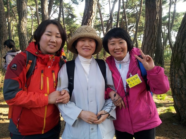 2013년 불교대학 남산순례에서 깨장을 함께한 선주법사님과(맨 오른쪽 박은숙 님)