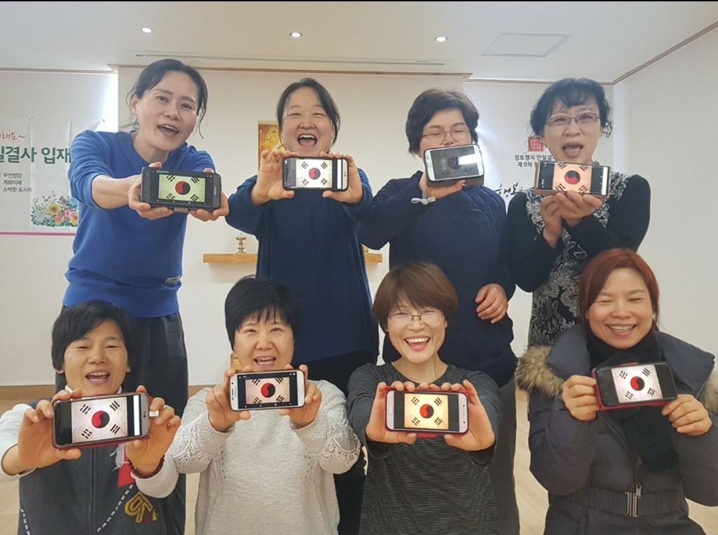 통일정진 중에 도반들과 멋진 포즈(앞줄 오른쪽에서 두 번째 지은영 님)