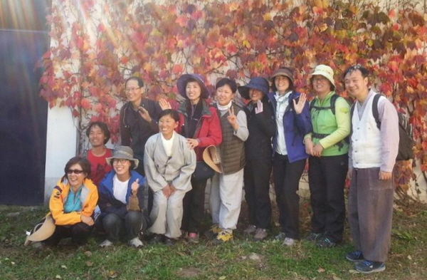 정회원의 날 지리산 둘레길을 걸은 진주정토회 도반들, 손승록 거사님은 뒷줄 왼쪽  전국 정토회 도반들의 수행, 보시, 봉사하는 삶과 청정한 만남이 아름답습니다. 맑은 마음, 좋은 벗, 깨끗한 땅을 향한 우리의 발걸음은 꾸준히 계속될 것입니다.