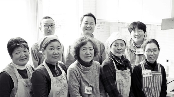 지리산 수련원 바라지장에서(앞줄 왼쪽에서 두 번째가 류양희 님) 지리산 수련원 바라지장에서(앞줄 왼쪽에서 두 번째가 류양희 님)