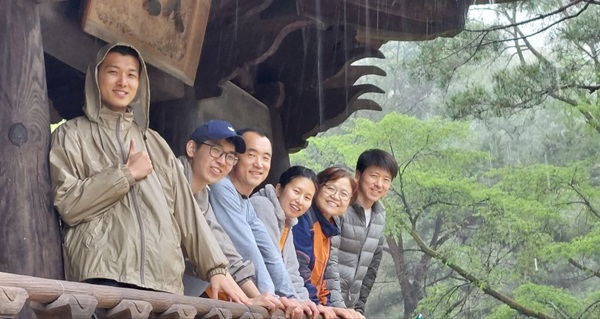 수련원에서(오른쪽에서 두 번째가 김영애 님)
