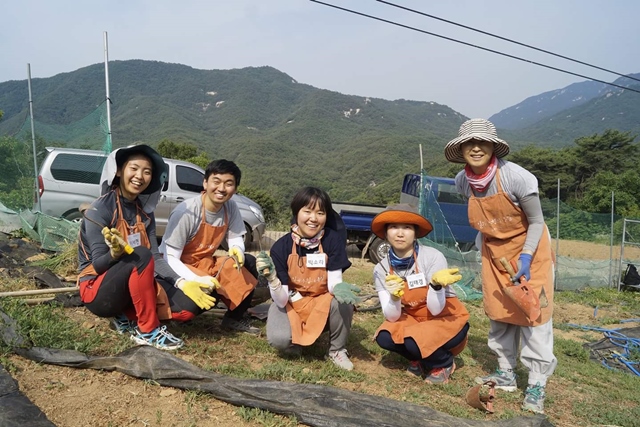 문경수련원 고라니 밭에서(왼쪽에서 두 번째가 김범진 님)