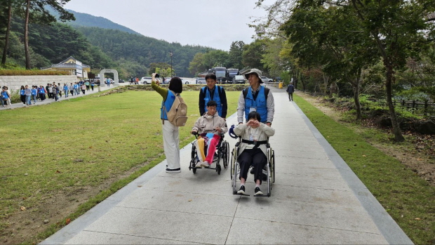 휠체어를 밀며, 정승화 님 휠체어를 밀며, 정승화 님