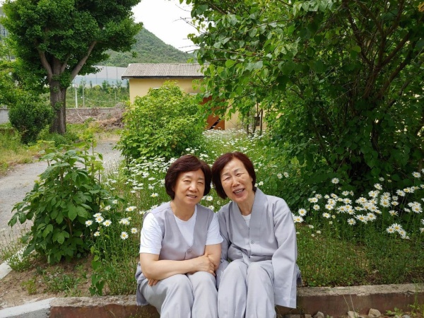 두북수련원에서 행자교육 중 향류법사님과 함께(왼쪽)