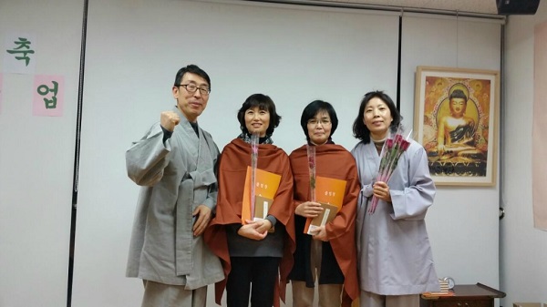 왼쪽 총무님, 가운데 주간반 동갑내기 보살님들, 오른쪽 불대 담당 이복순 보살님~~