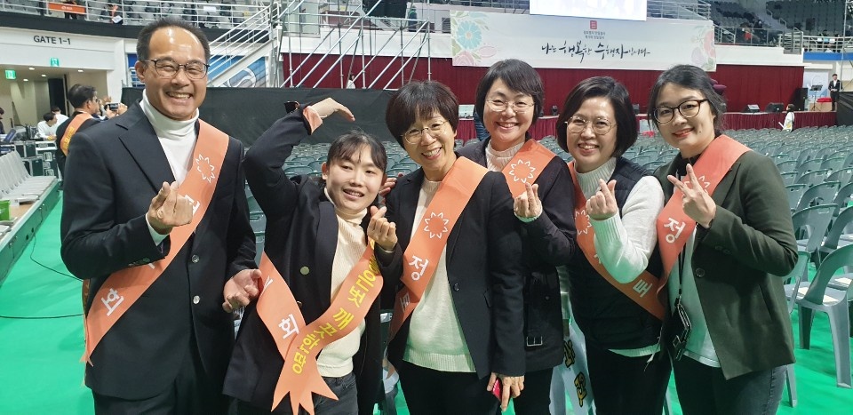 2019년 불교대학생들과 함께(왼쪽 세번째 김은선 님)