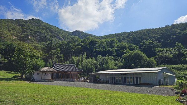 천룡사 전경 (고위산 아래 대웅전과 선당)