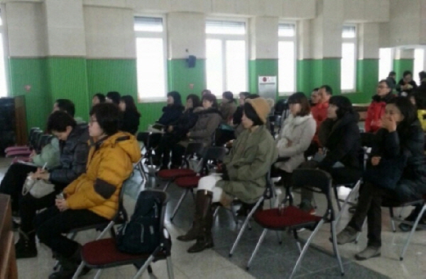 한솔동 동사무소에서 법문을 듣고 있는 청중들~