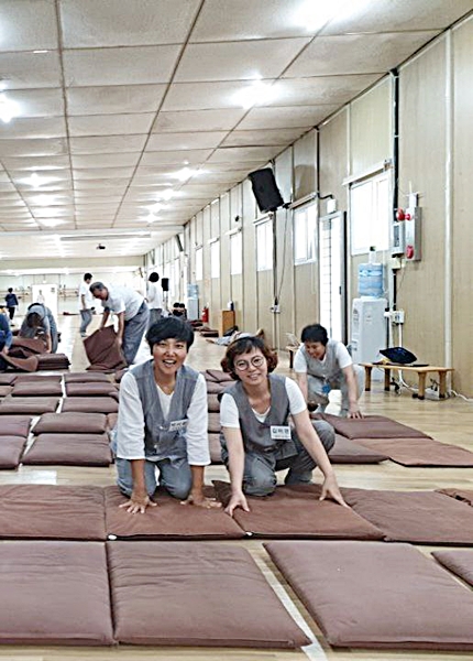 2017년 문경수련원에서 정토불교대학 졸업수련 소임 중(왼쪽)