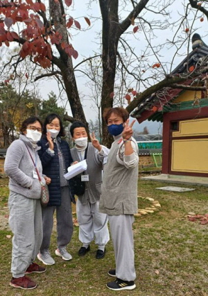 2021년 9월 불교대학 반별활동 중 봉사자들과(왼쪽 세 번째 신혜정 님)