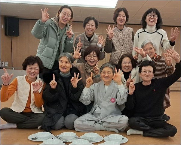 2025. 100일 법문 (아래 줄 왼쪽 첫 번째 김병숙 님) 2025. 100일 법문 (아래 줄 왼쪽 첫 번째 김병숙 님)