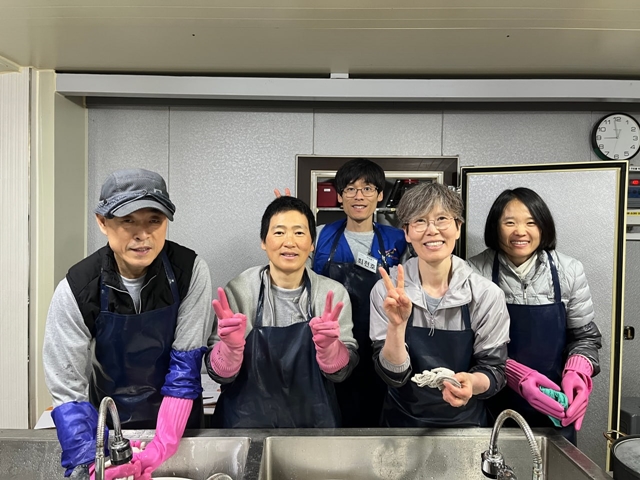 공양간에서 도반들과(맨 오른쪽이 김송주 님)