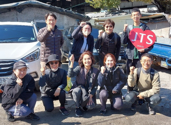 연탄 봉사 송파지회 잠실 모둠원들과 함께
(첫째 줄 맨 오른쪽 강상혁 님과 둘째 줄 맨 오른쪽 아들)