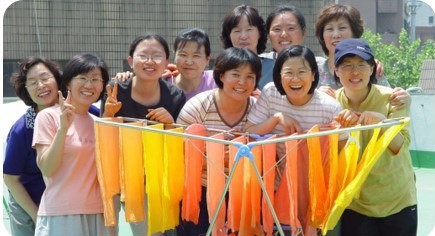 사춘기소녀들을 위한 면생리대 천연염색(왼쪽에서 세번째 한명수 님) 