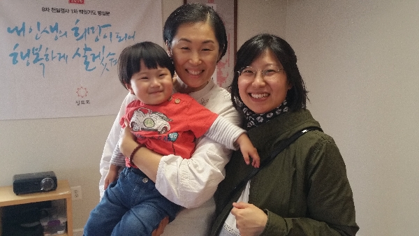 2015년 4월 미국 메릴랜드 워싱턴정토회 법당에서 도반과 함께(가운데 유주영 님) 2015년 4월 미국 메릴랜드 워싱턴정토회 법당에서 도반과 함께(가운데 유주영 님)