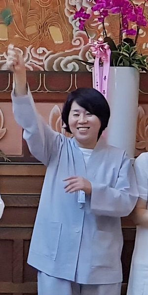 2019년 8월 불교대학 졸업식에 불교대 담당자로 참석한 이재희 님