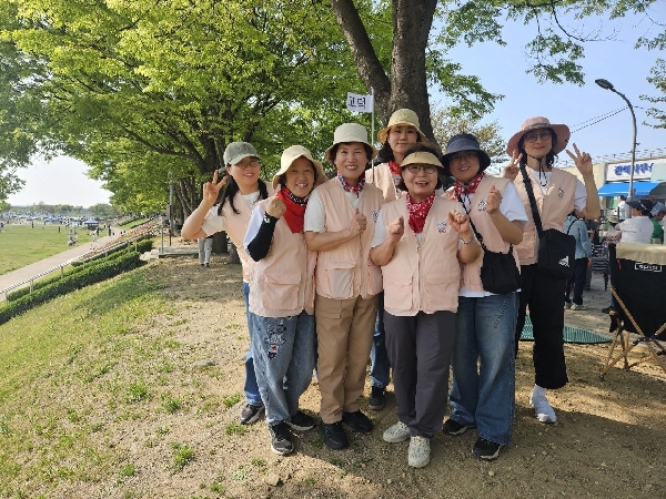 2026년 4월 19일 진위천 유원지, 행복학교 홍보 모둠활동(가장 오른쪽 문유미 님)