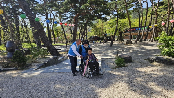 울퉁불퉁 자갈길, 우리가 도와 드려요. 울퉁불퉁 자갈길, 우리가 도와 드려요.