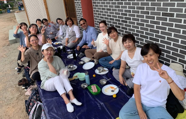 죽림정사 용성조사 탄신일 특별법회 봉사 후 점심 공양(오른쪽에서 여덞 번째가 박수정 님)